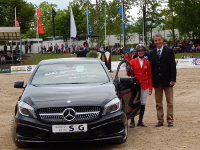 Jörne Sprehe, die als frischgebackene Grand Prix-Gewinnerin ihren neuen Mercedes von Achim Quitz (Vorstand S&G Automobil) entgegennimmt. Foto: Dörte Röhling